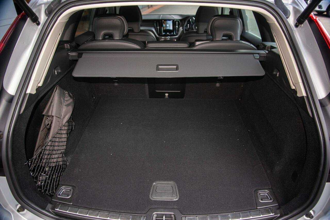 Volvo  XC60 Plus, B5 Mild Hybrid, Petrol